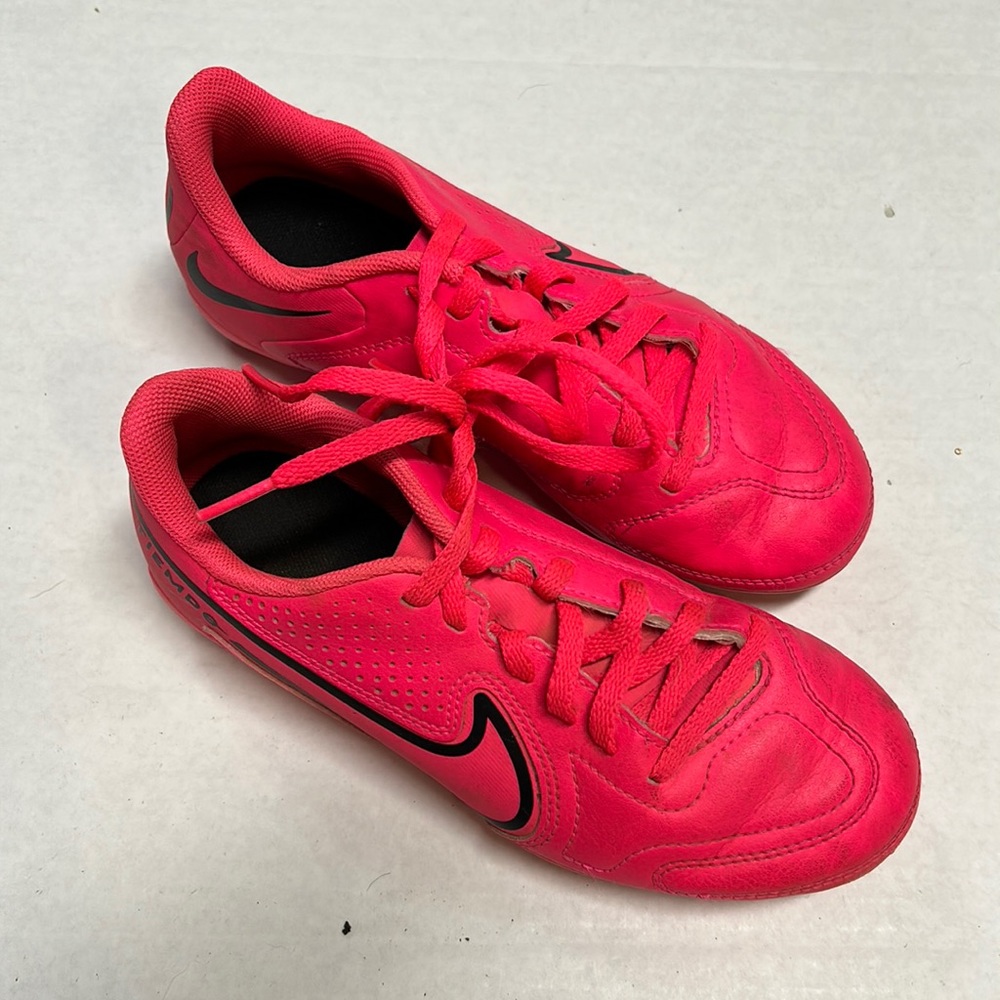 NIKE Tiempo Soccer Shoes Youth Size 3Y Pink Barbiecore Sport Swoosh DA1331-600
